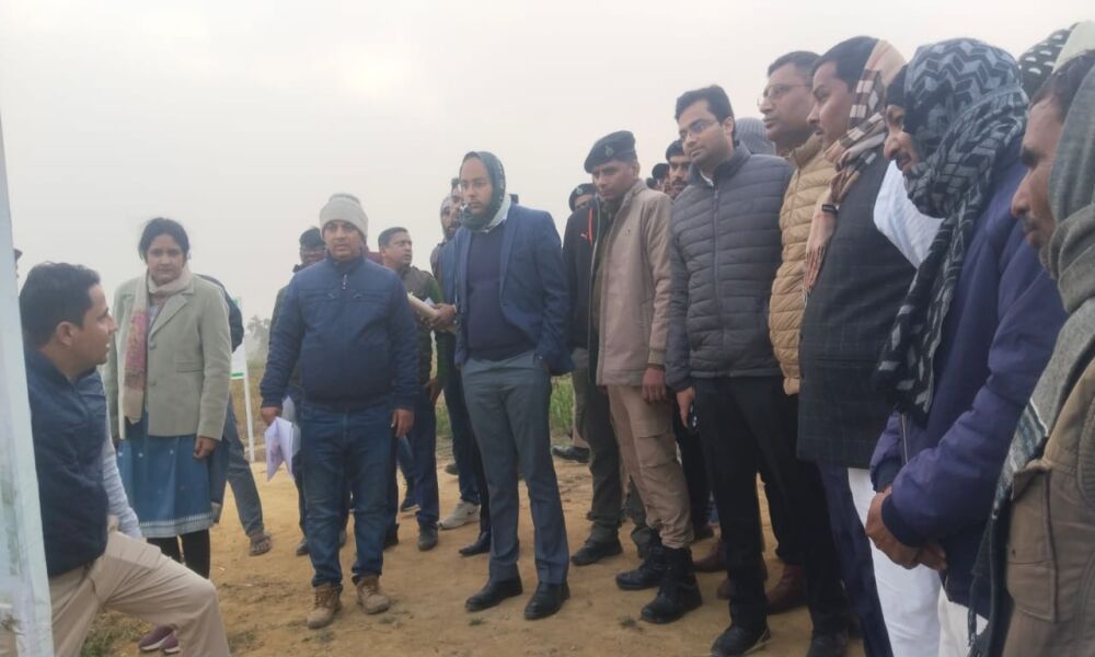 **क्षेत्र के मसीहा रामचंद्र यादव ने जिलाधिकारी के समक्ष रखी जनहित की मांग, करियादपुर में स्वास्थ्य केंद्र और थाने की मांग को दिलाई आवाज़**